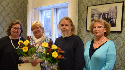 Turistguiden Helena Kari och naturfotografen Ari Valkola prisbelönas