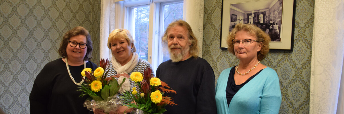 Turistguiden Helena Kari och naturfotografen Ari Valkola prisbelönas