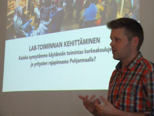 En man hållen en presentation. Mies pitää esityksen. 