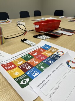 Papper på bordet med Agenda 2030 målsättningar. 