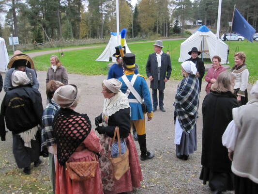 ihmisiä vanhoissa kansanpuvuissa ja univormuissa, människor i gamla folkdräkter och uniform