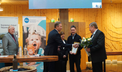 Landskapsdirektör Mats Brandt skakar hand med kommunfullmäktiges ordförande Kjell Heir. Maakuntajohtaja Mats Brandt kättelee kunnanvaltuuston puheenjohtaja Kjell Heiriä.  