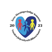 Logo Årets föreningsvänliga kommun. Tre figurer in i ett hjärta.Vuoden järjestöystävällinen kunta logo. Kolme figuuria sydämen sisällä.