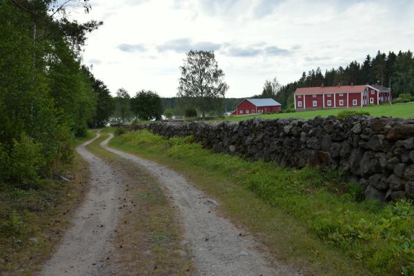 Grusväg och rött hus. Soratie ja punainen talo.