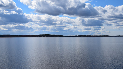 Himlen speglas i havet. Taivas heijastuu mereen.