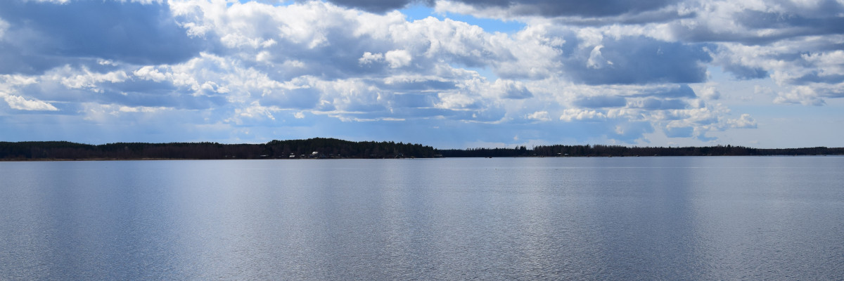 Himlen speglas i havet. Taivas heijastuu mereen.