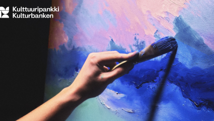 Hand med pensel som målar en tavla. Käsi siveltimellä maalaamassa taulua.