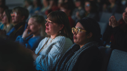 Barnkulturforumet samlar barnkulturens sakkunniga och aktörer. Lastenkulttuurifoorumi 2025 kokoaa valtakunnallisesti lastenkulttuurin asiantuntijat ja tekijät yhteen. 