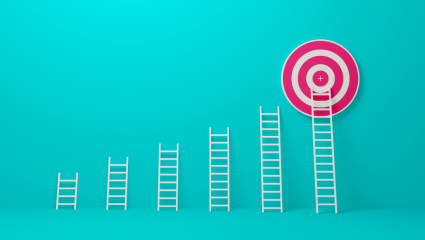 Flera stegar i ökande höjd leder fram till en måltavla. Useita eri korkuisia tikkaita johtaa kohti maalitaulua. 