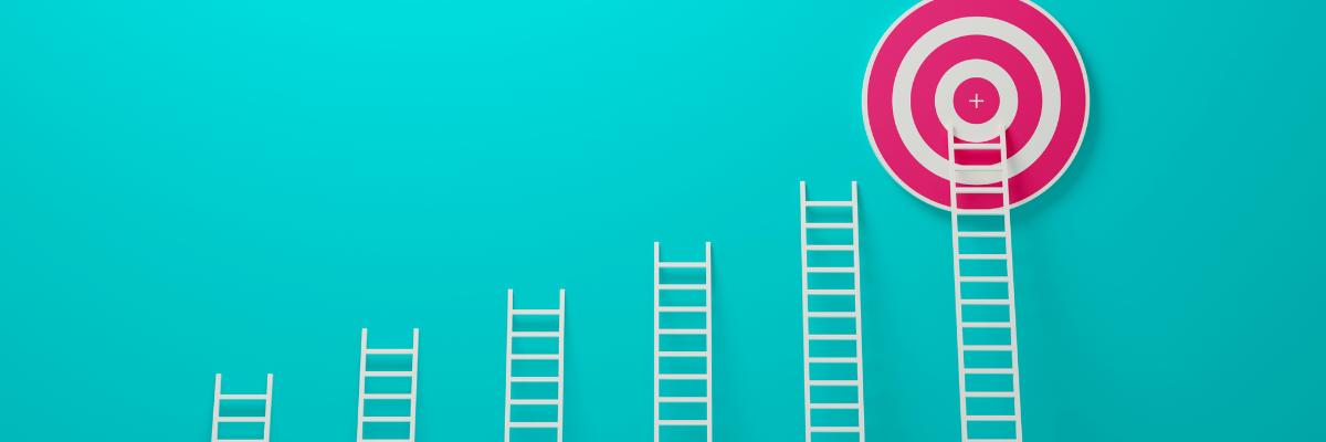 Flera stegar i ökande höjd leder fram till en måltavla. Useita eri korkuisia tikkaita johtaa kohti maalitaulua. 