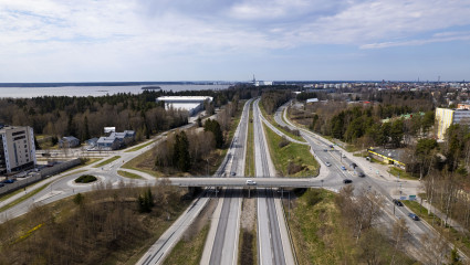 Motorväg. Moottoritie.