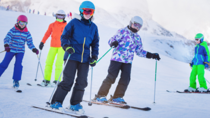 Ungdomar åker slalom. Nuoret laskettelevat suksilla. 
