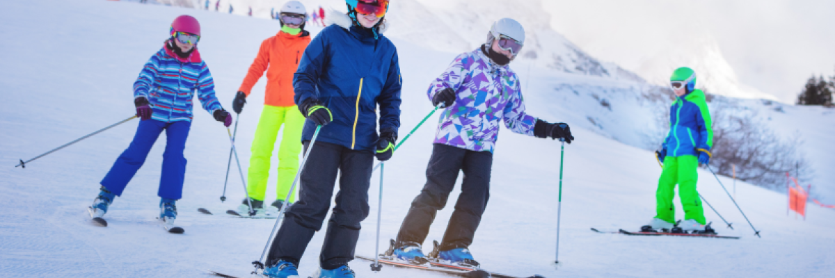 Ungdomar åker slalom. Nuoret laskettelevat suksilla. 