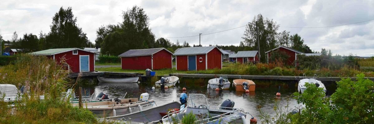 Småbåtshamn, röda hus, havsvik. Pienvenesatama, punaiset talot, lahti.