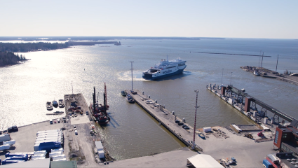 Aurora Botnia i Vasa hamn. Aurora Botnia Vaasan satamassa.