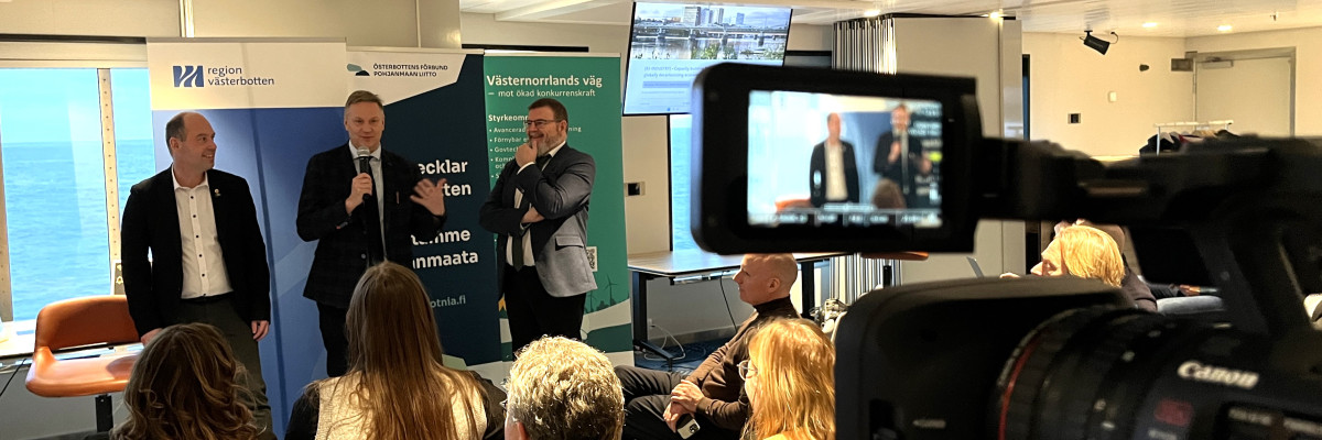 På bild från vänster: Rickard Carstedt, Mats Brandt och Jonny Lundin. Kuvassa vasemmalta: Rickard Carstedt, Mats Brandt ja Jonny Lundin.