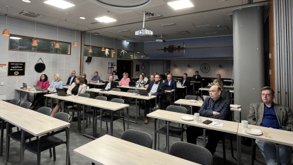 Människor i mötesrum. Ihmisiä neuvotteluhuoneessa.