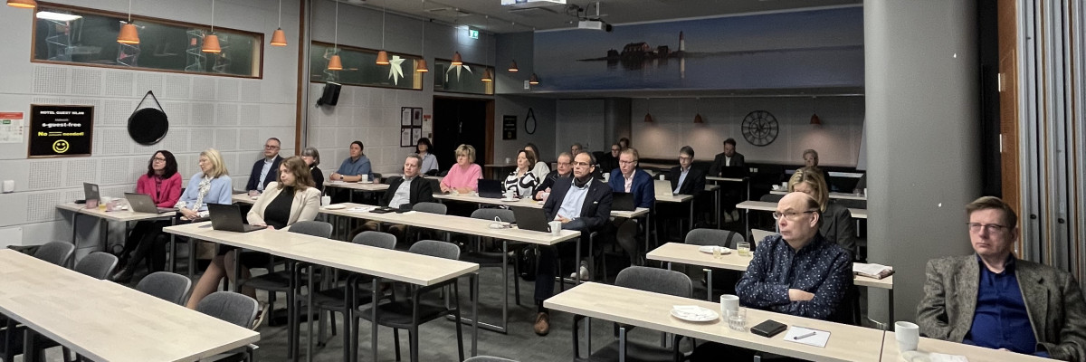 Människor i mötesrum. Ihmisiä neuvotteluhuoneessa.