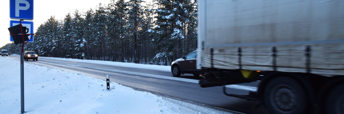 trafik på riksåttan - liikennettä kasitiellä