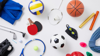Olika sportredskap och bollar mot vit bakgrund. Erilaisia urheiluvälineitä ja palloja valkoisella taustalla.